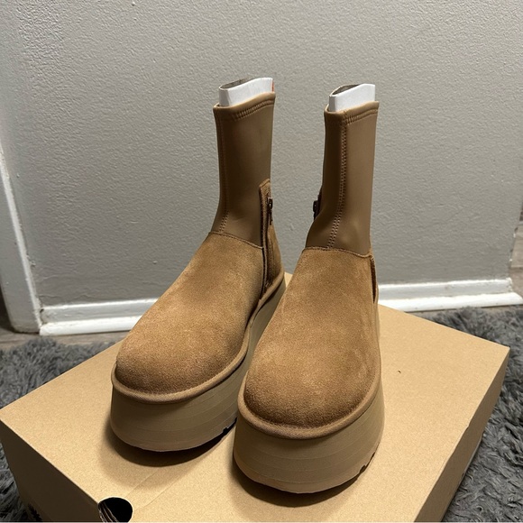 UGG Chestnut Platform Boot - Picture 2 of 10